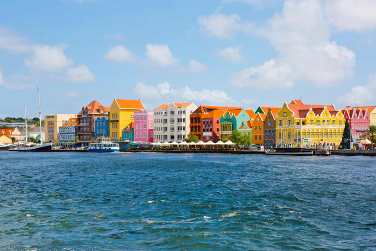 Karibik beste Reisezeit: Bunte Häuser auf Curacao