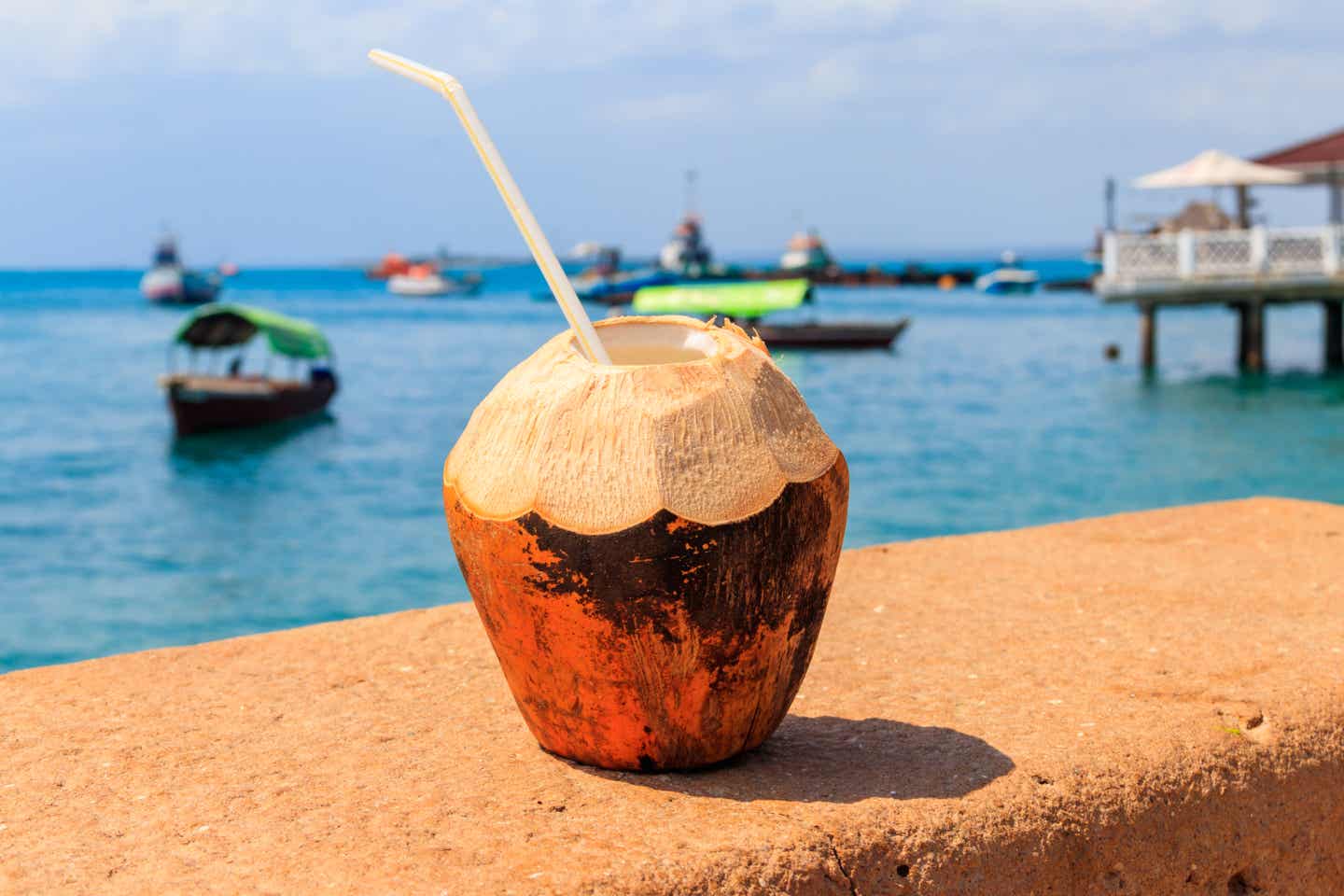 Sansibar Essen: Kokosnusscocktail am Strand in Stone Town 