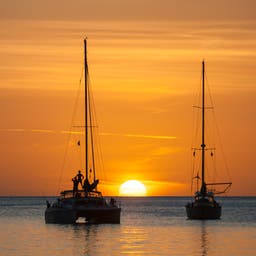 segelboot-meer-sonnenuntergang-t-612496524.jpg