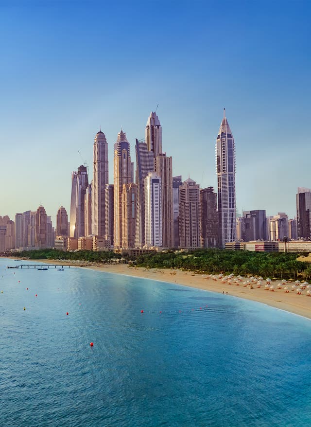 7 Stunden Direktflug Dubai Skyline am Meer