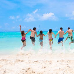 personen-springen-ins-meer-t-119892600.jpg