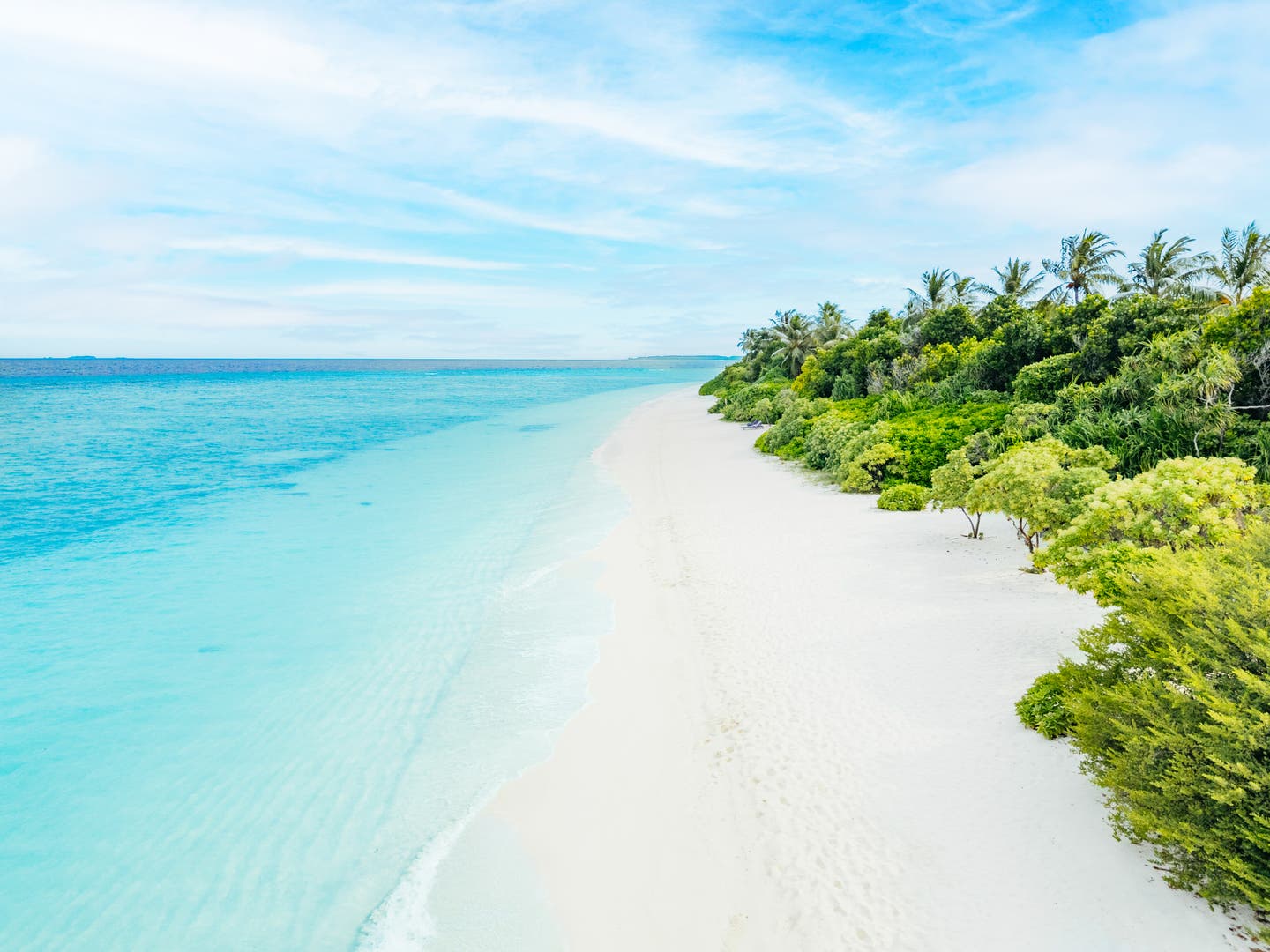 Luftbild des langen Hotelstrands