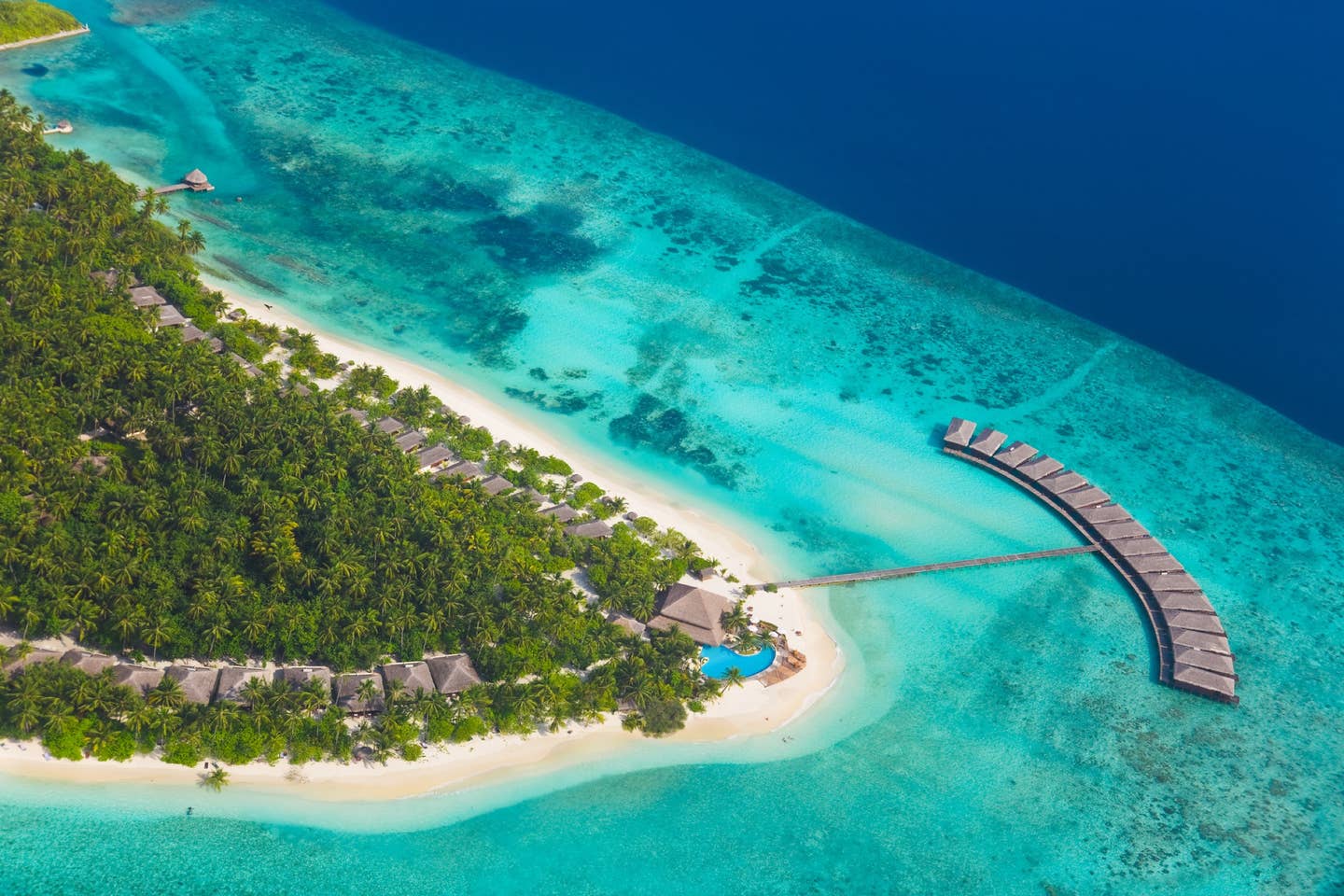 Rundreisen Malediven: Luftbild eines Malediven-Atolls mit Wasservillen Rundreisen Malediven: Luftbild eines Malediven-Atolls mit Wasservillen