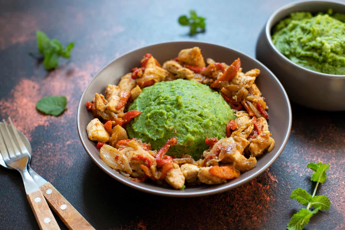 Kenia Essen: Irio, ein Kartoffelpüree mit grünen Erbsen und Mais, serviert mit Huhn und Gemüseeintopf