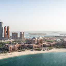 Abu-Dhabi-Wolkenkratzer-vor-der-Küste-g-490695418.jpg