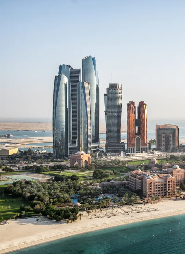 Alle Angebote in Abu Dhabi Wolkenkratzer vor der Küste Abu Dhabis