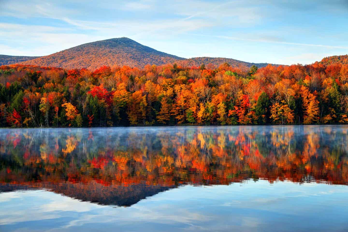 See mit Wald in Herbst-Farben: Indian Summer in Kanada