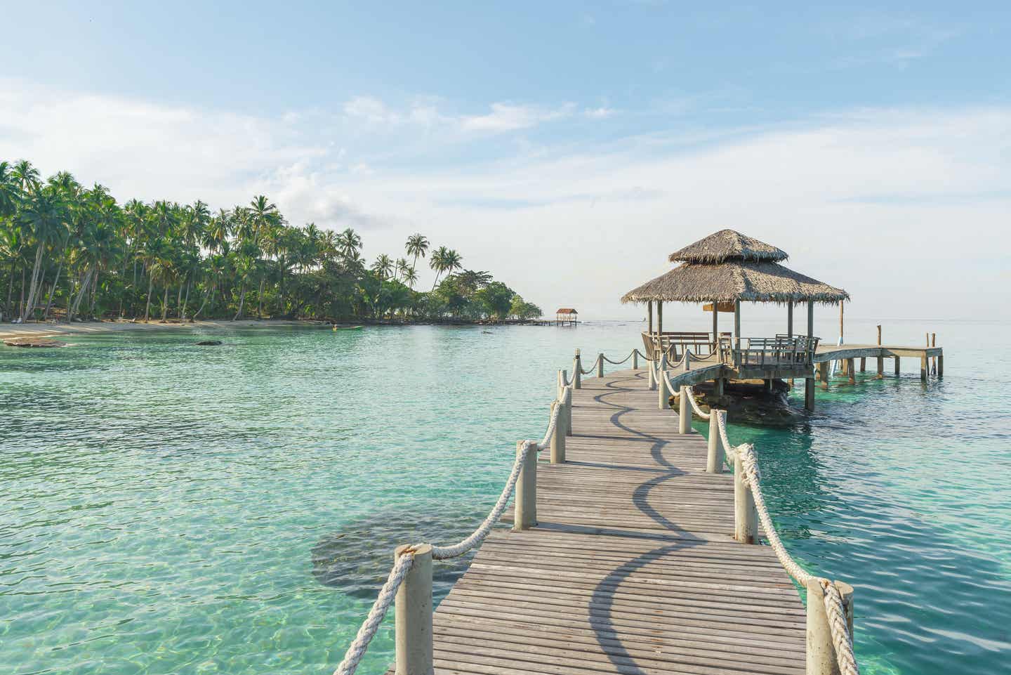 Pier im Wasser: Phuket für Pauschalreisen