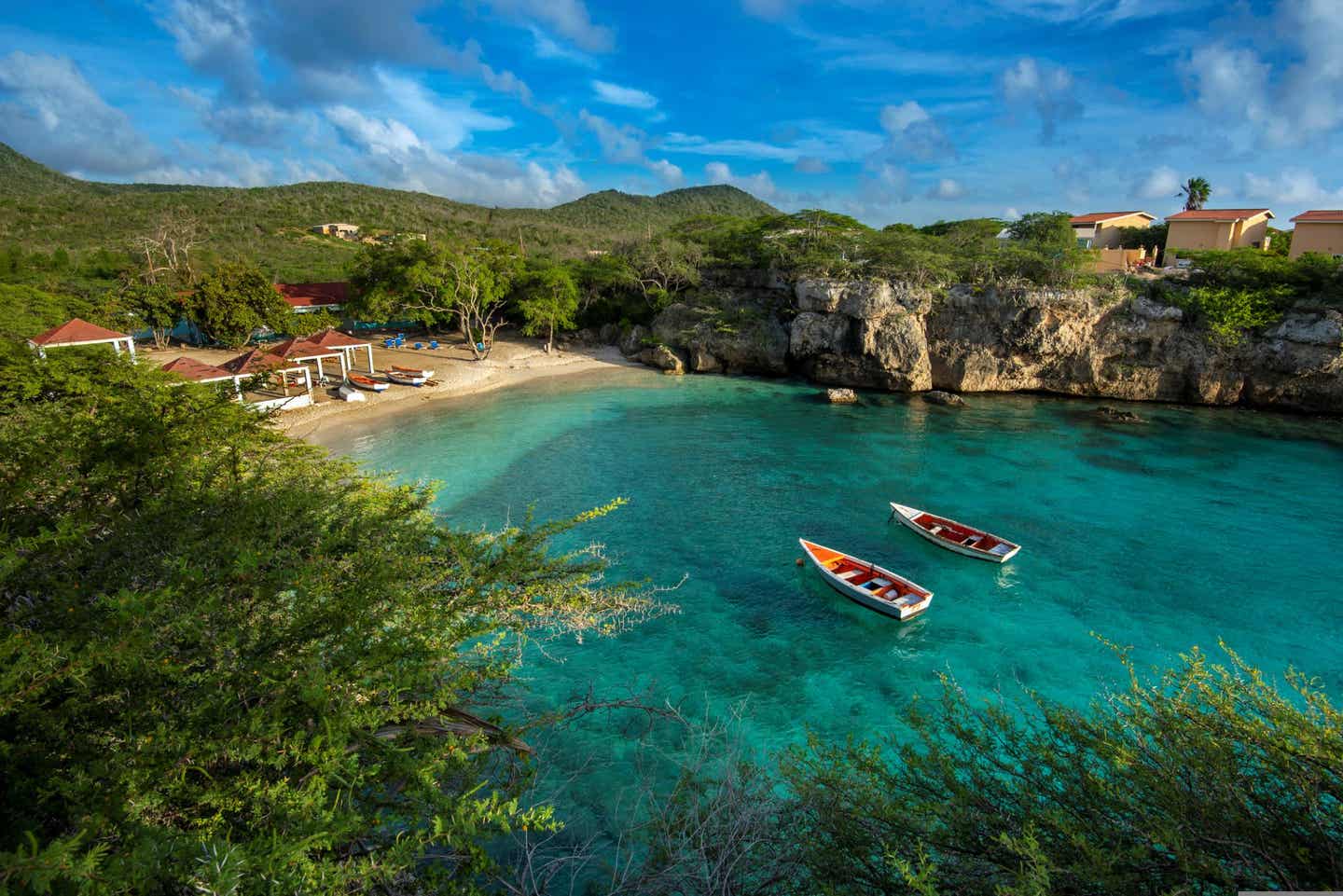 Karibik beste Reisezeit: Boote in einer Lagune auf Curacao Karibik beste Reisezeit: Boote in einer Lagune auf Curacao