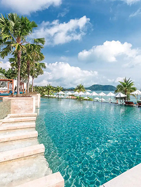 Poollandschaft des Pullman Phuket Beach Resort