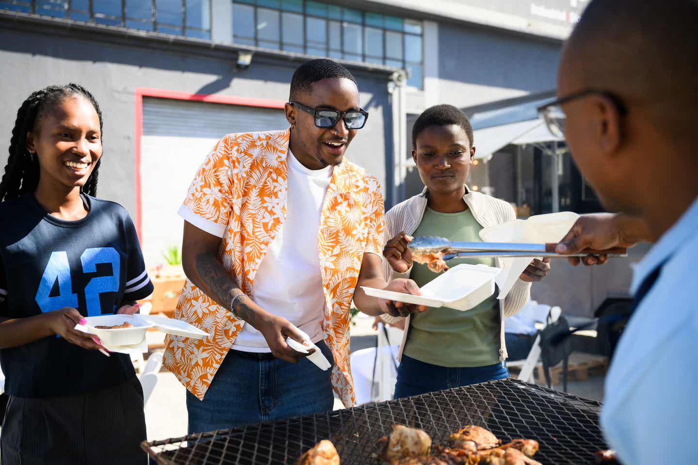 Südafrika Kultur: Studenten kaufen die gegrilltes Fleisch von einem Straßenverkäufer