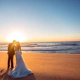 hochzeitspaar-strand-meer-flitterwochen-g-521459994.jpg