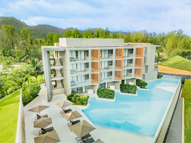 Außenansicht von Hotel und Pool