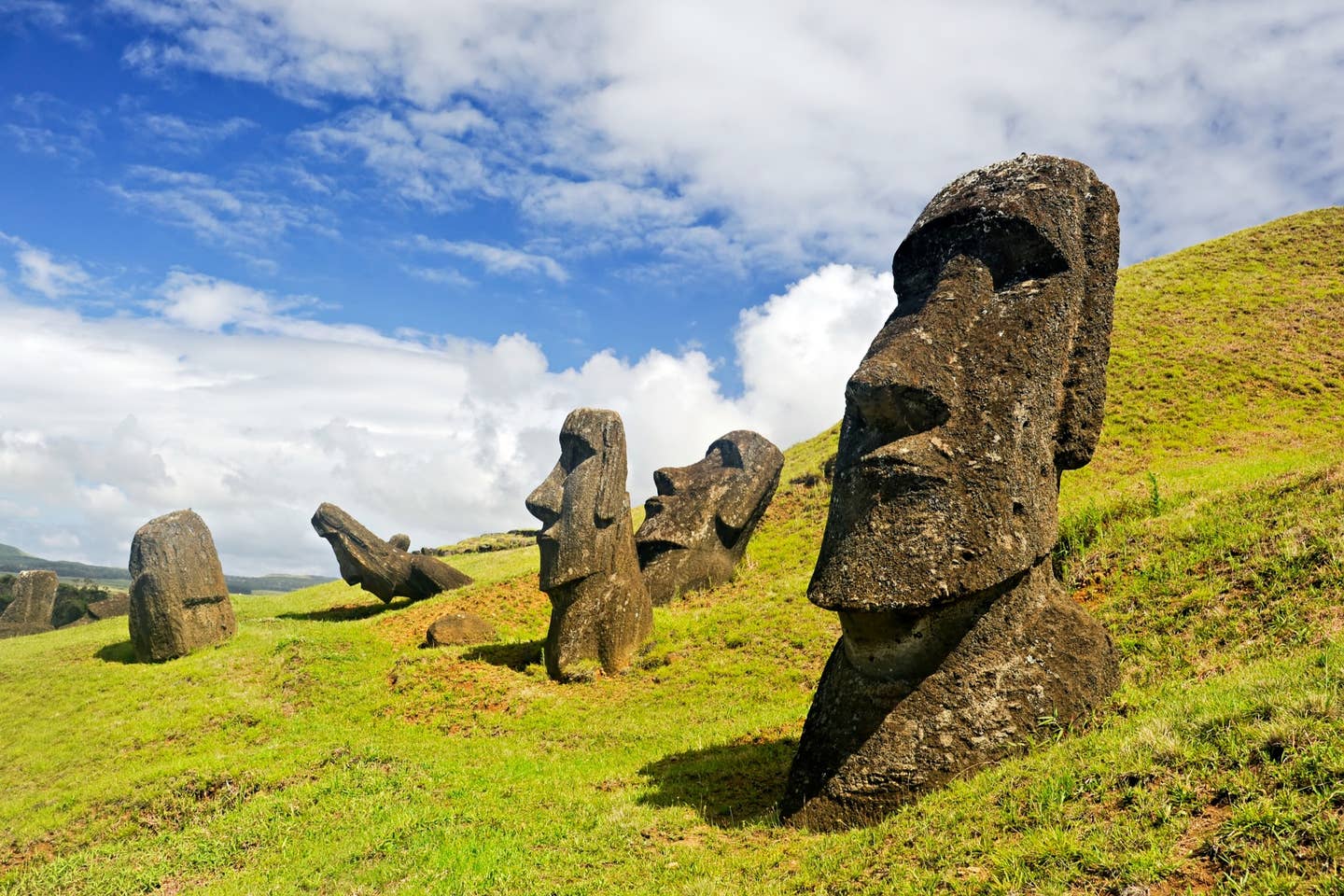 Rundreisen Osterinsel: die berühmten Statuen im Rapa-Nui-Nationalpark auf der Osterinsel