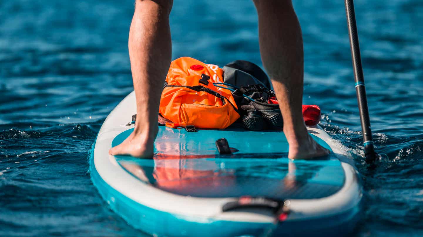 Curaçao Strände: junger Mann auf einem Stand Up Paddle Board
