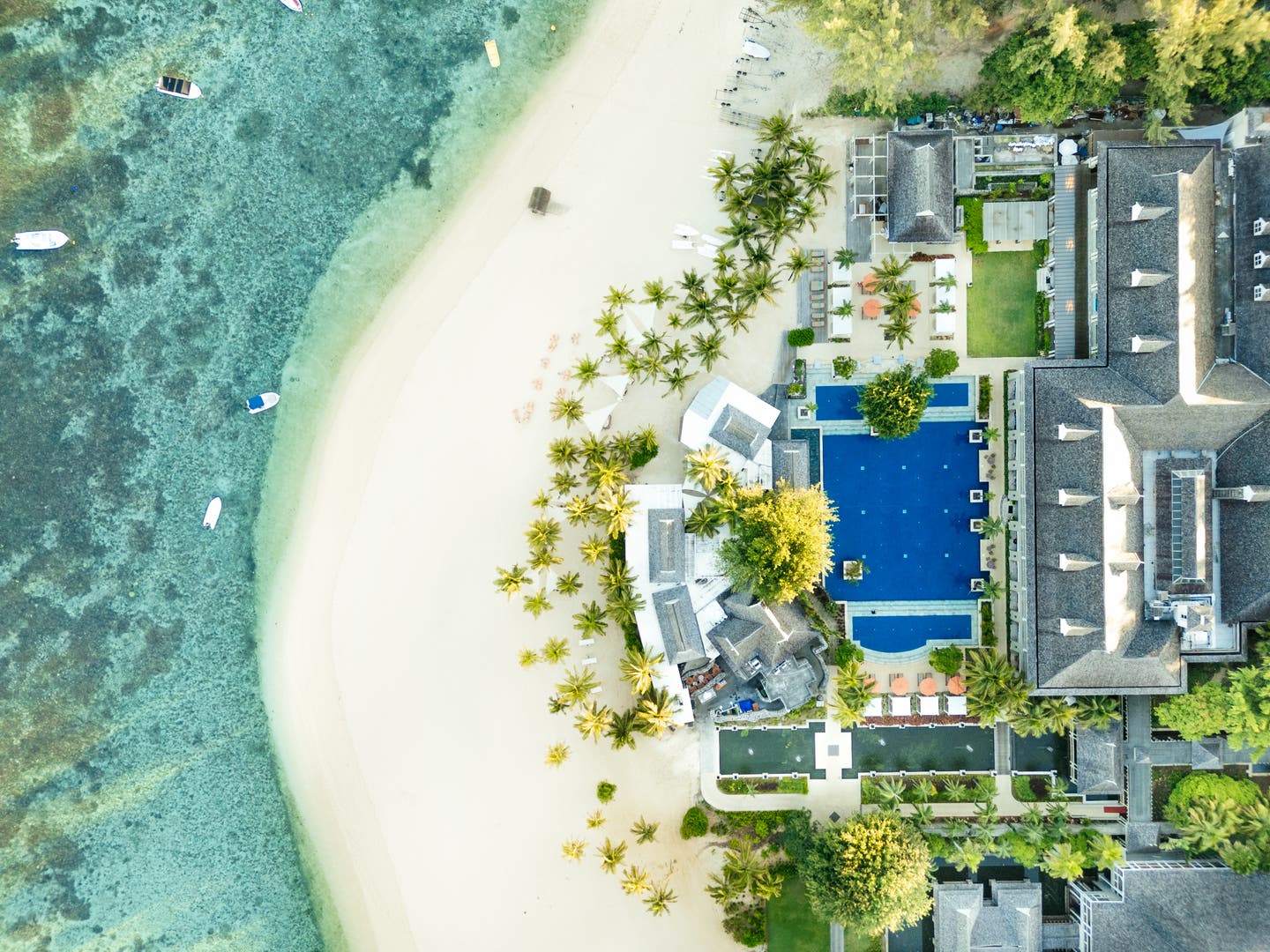 Top-Shot einer Drohne mit Hotel, Pool und Strand