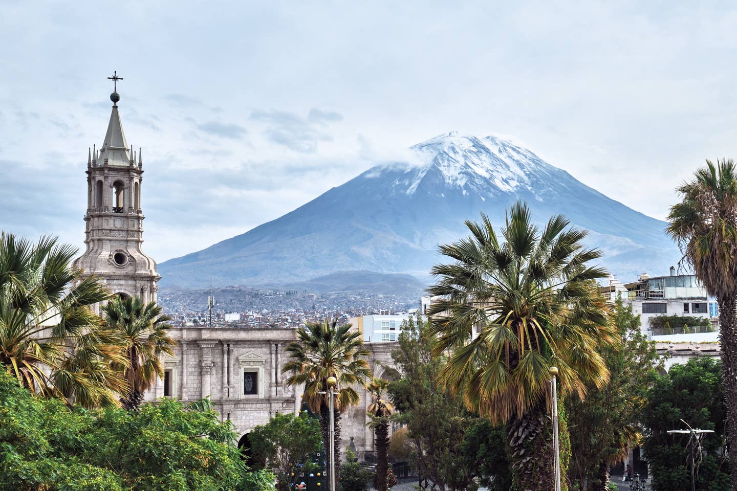 Arequipa Turm vor einem Vulkan in Peru