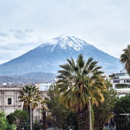 Peru-Arequipa-Turm-vor-einem-Vulkan-g-1404262233.jpg