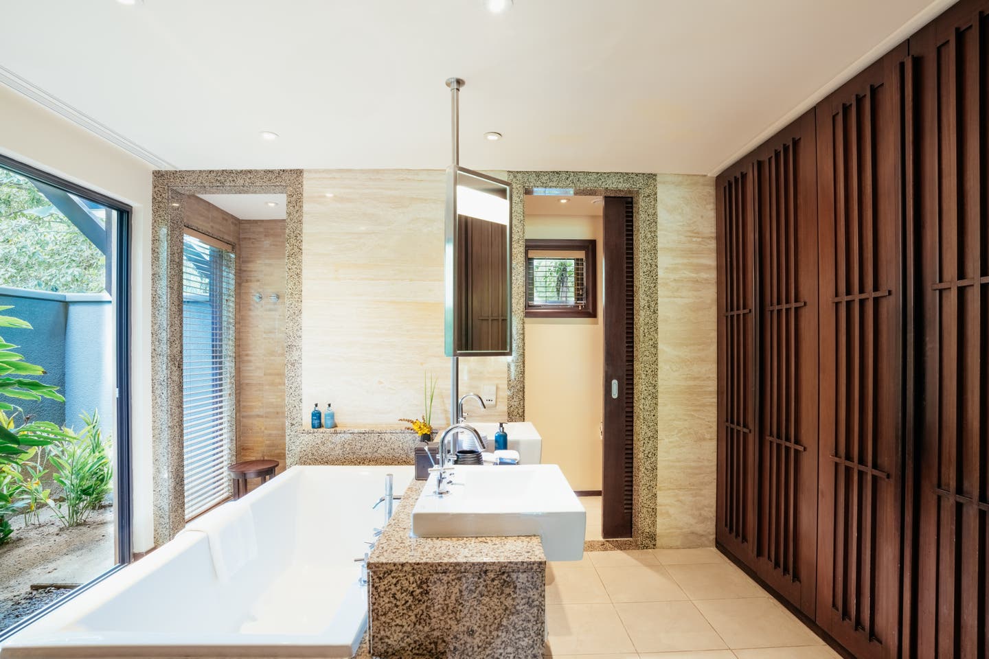 Bad mit Wanne und privatem Garten in einer Junior Suite