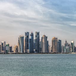 katar-doha-skyline-der-hauptstadt-g-1131359857.jpg