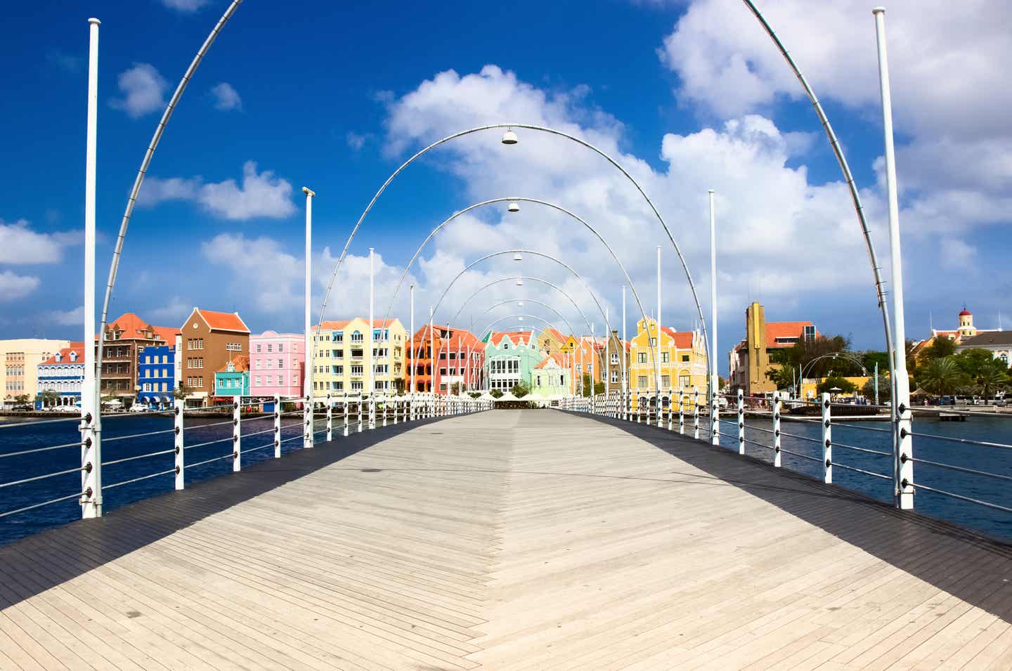 Curaçao Sehenswürdigkeiten: Schwimmende Pntoonbrücke in Willemstad