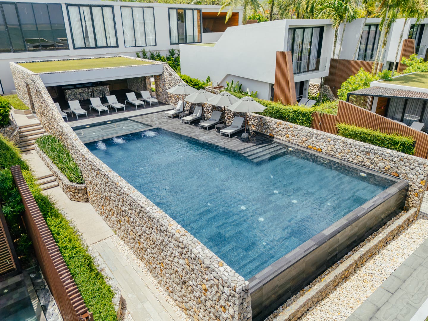 Infinitypool mit Sonnenliegen