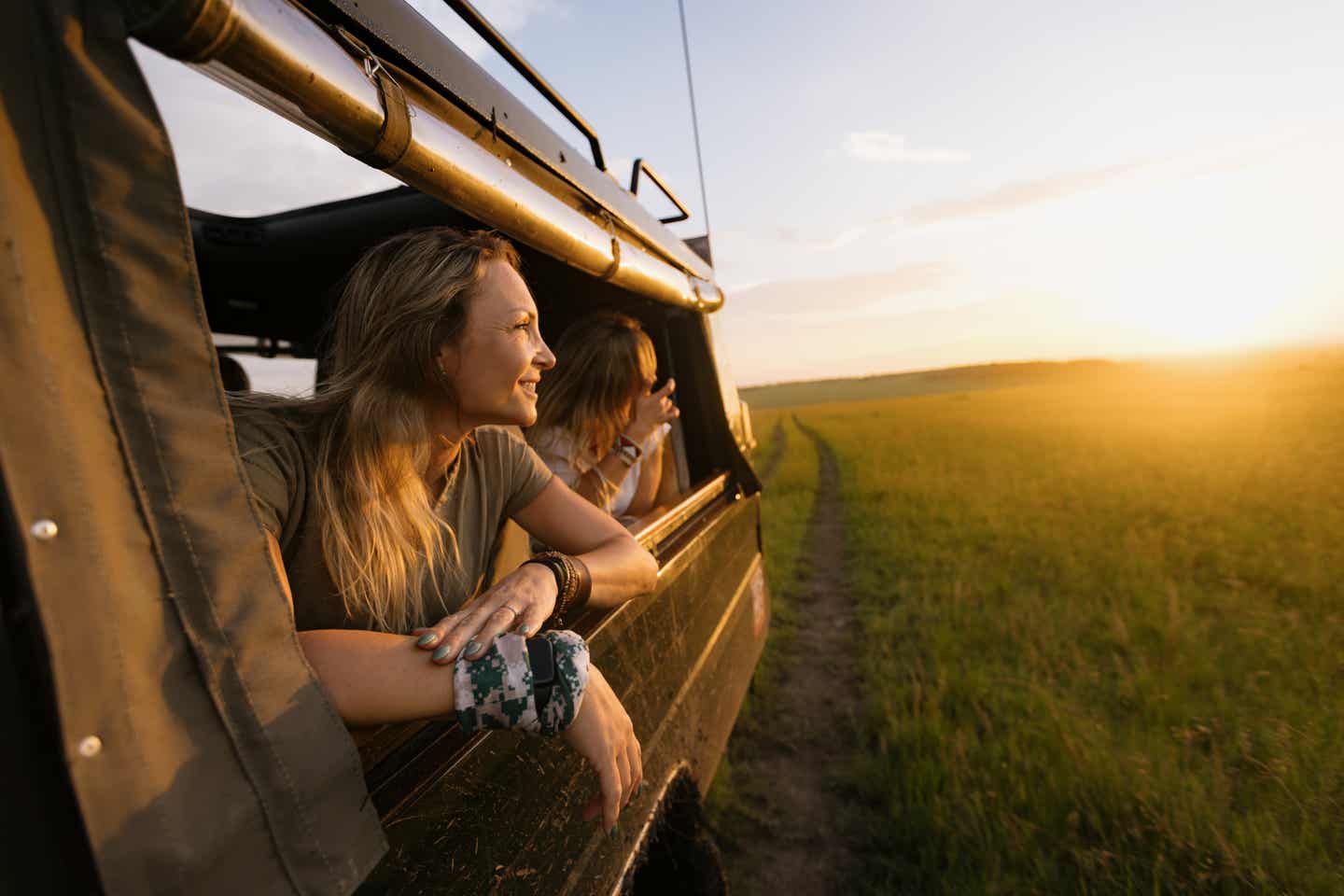 Kenias Kultur: zwei Frauen auf Safari