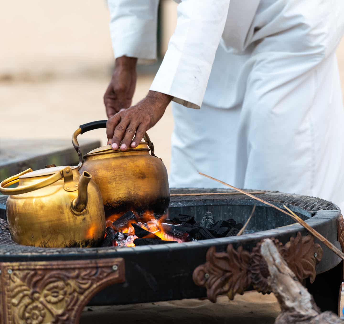 Afrika Urlaub: Beduine röstet Kaffee