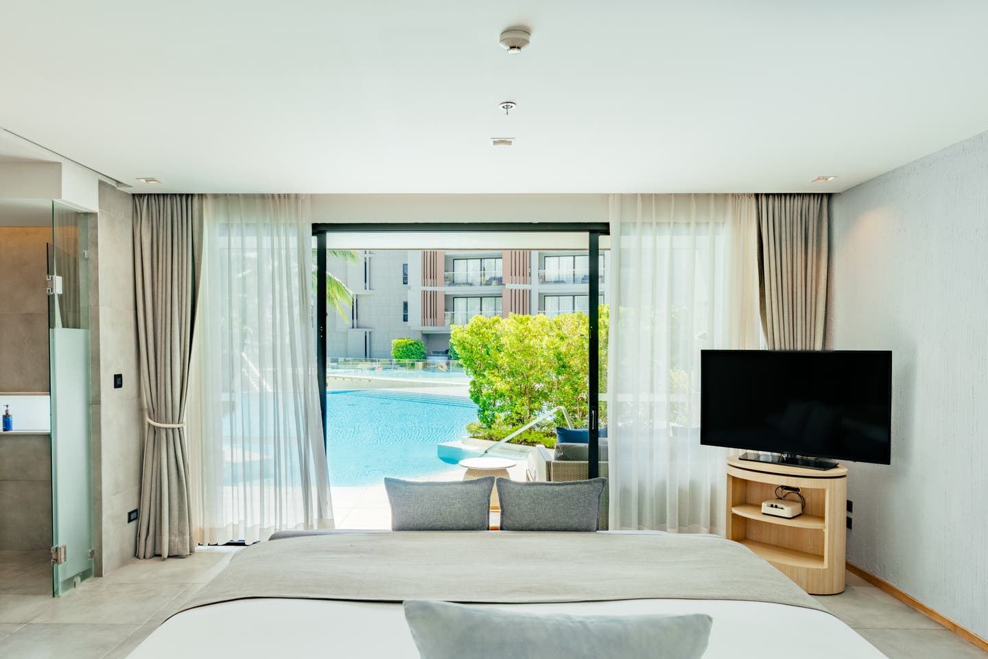 Ausblick in einem Pool-Access-Grand-Zimmer mit direktem Poolzugang