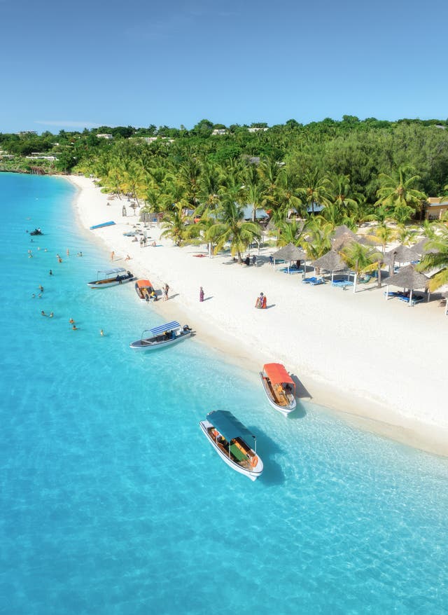 Jetzt entdecken Strandabschnitt auf Tansania mit Booten im Meer