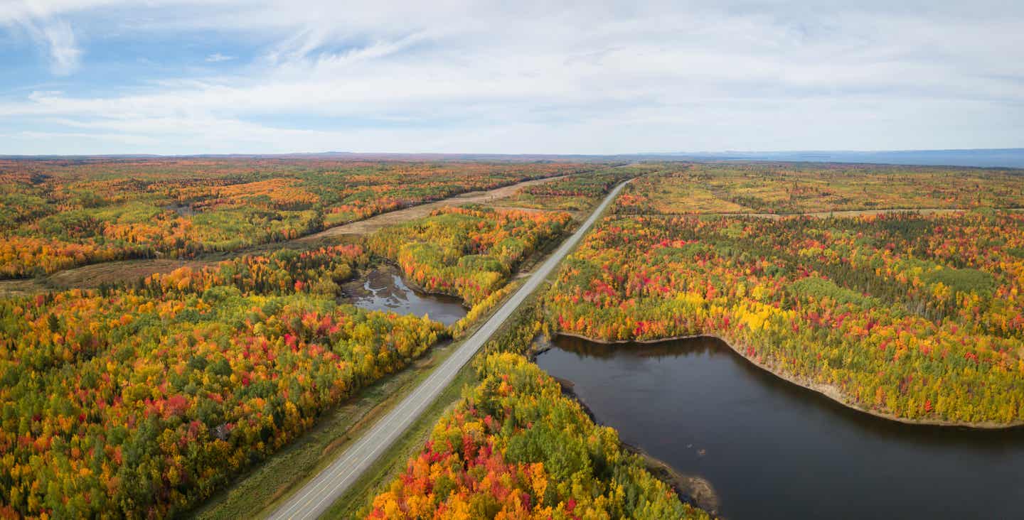 New Brunswick: Landstraße im Herbst in Kanada