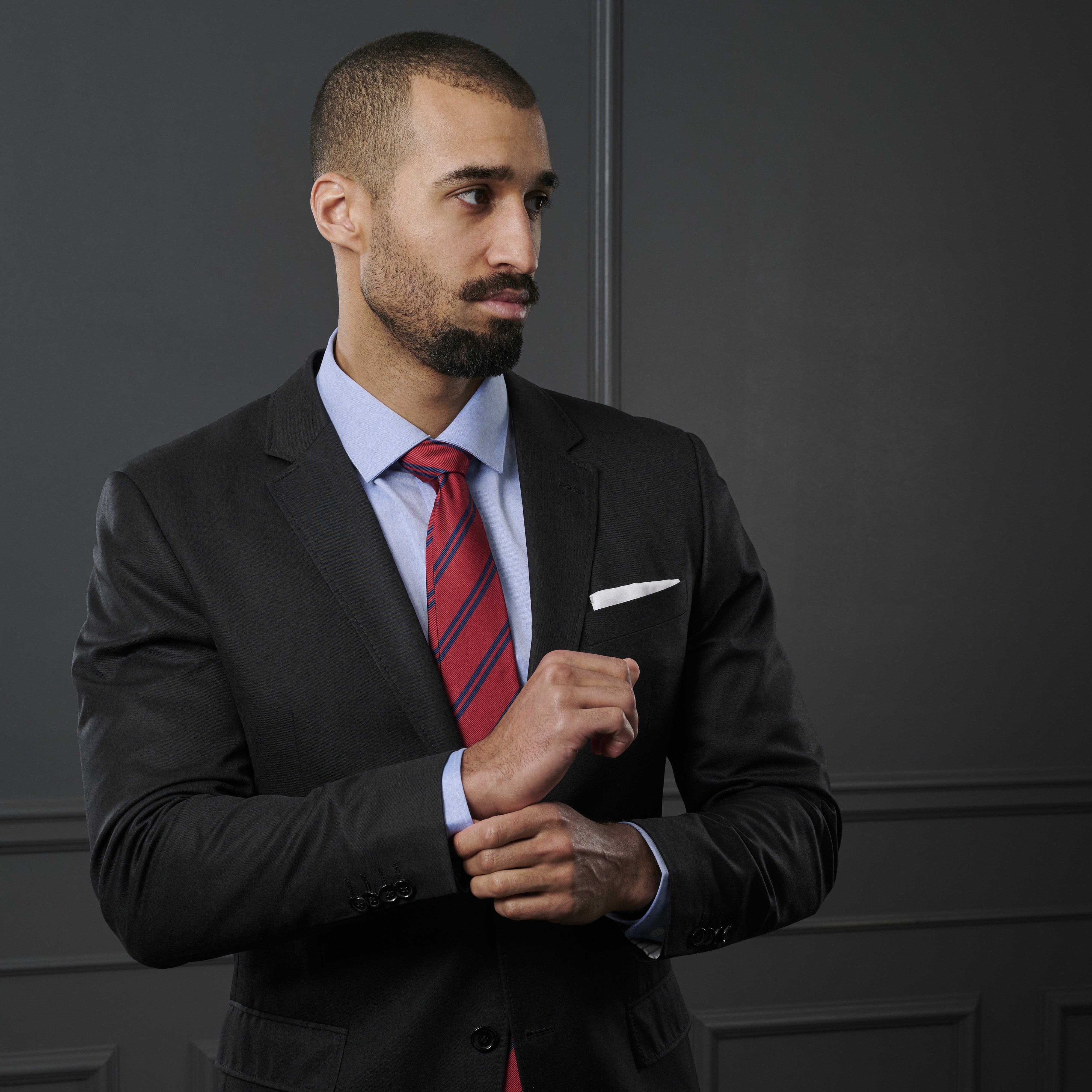 Cravatta rossa in seta da 8 cm con doppie righe blu navy - 4