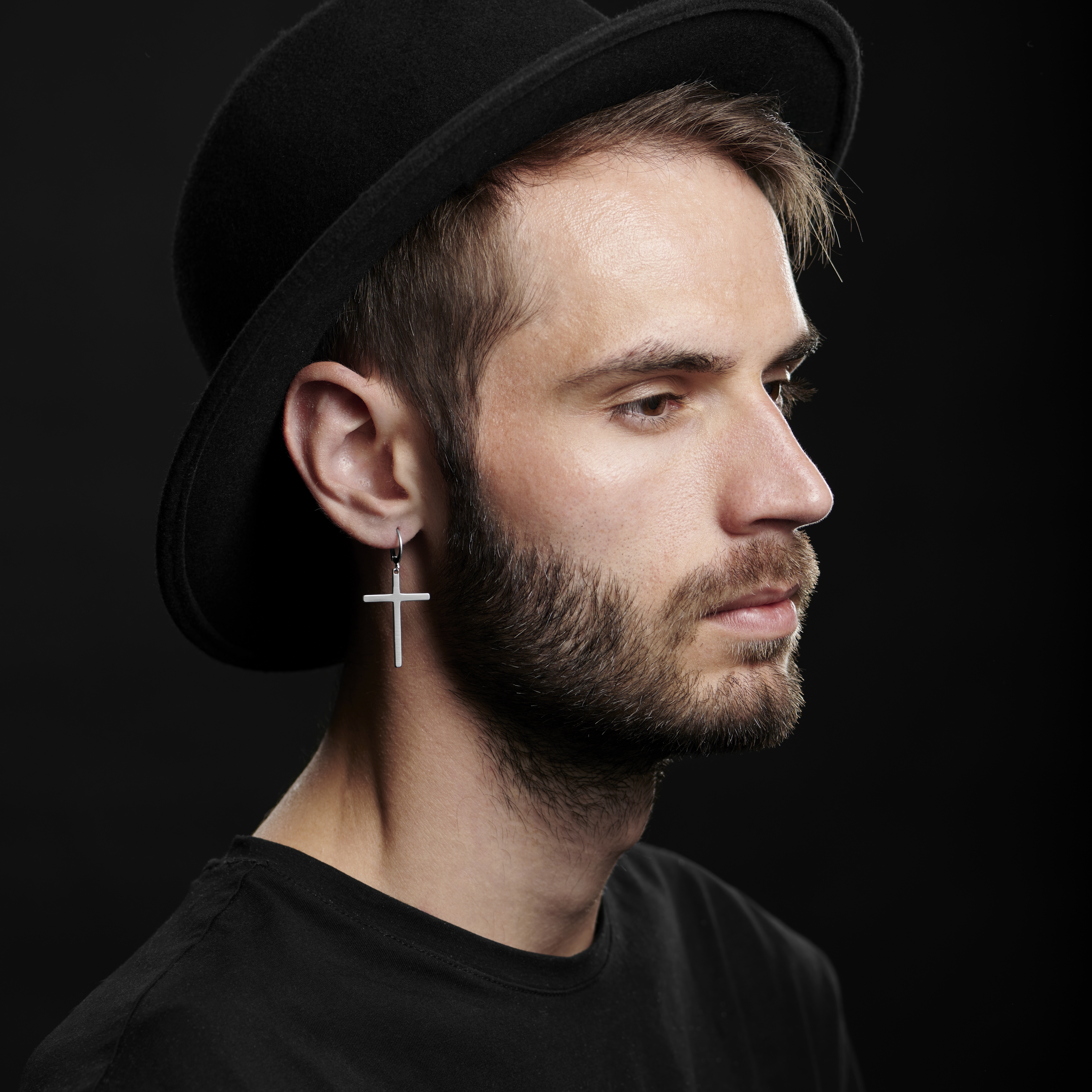 Sentio | Srebrzysty kolczyk kółeczko ze stali nierdzewnej z wiszącym krzyżykiem - 4