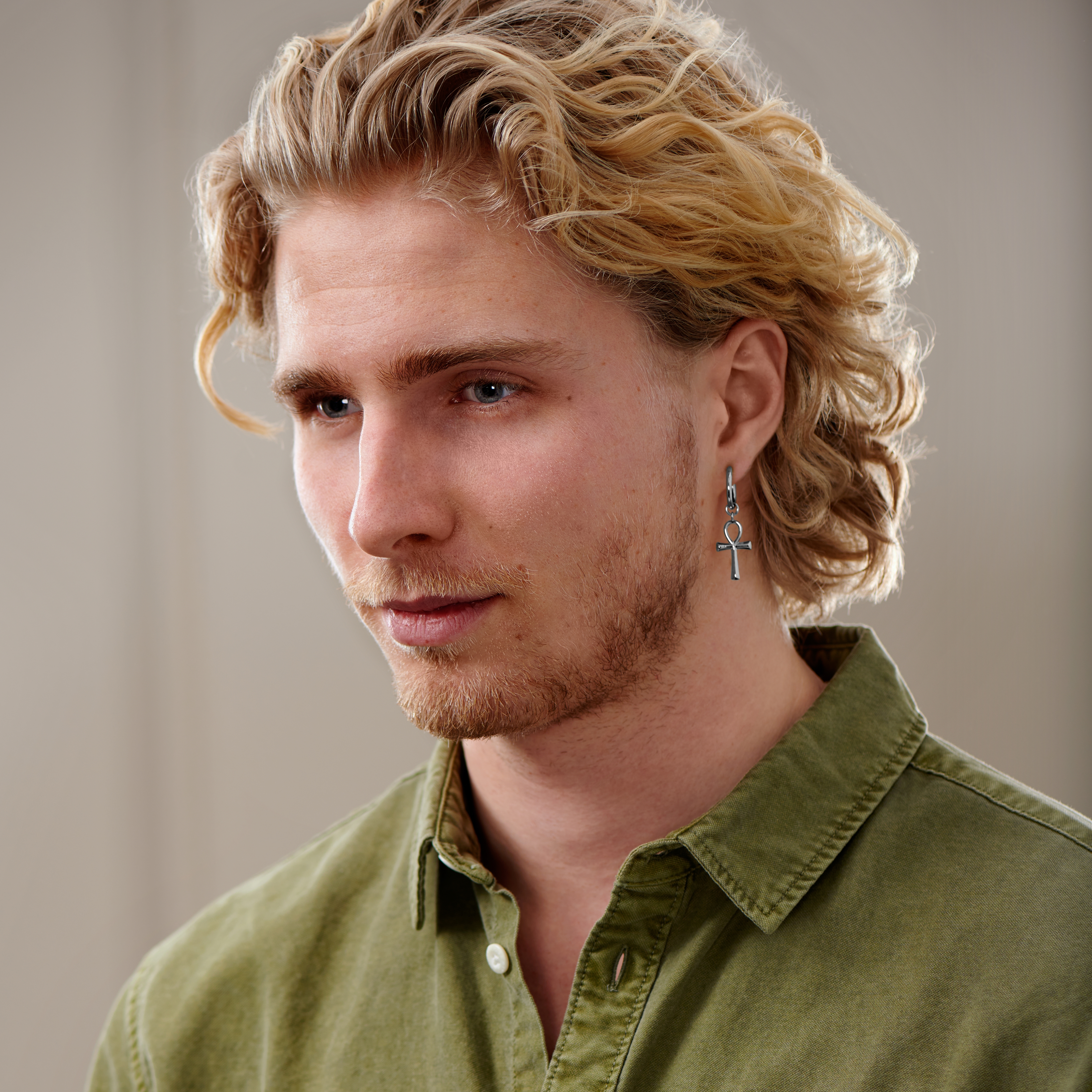 Zilverkleurige Titanium Hoepeloorbel met Bungelend Ankh-bedeltje - 5