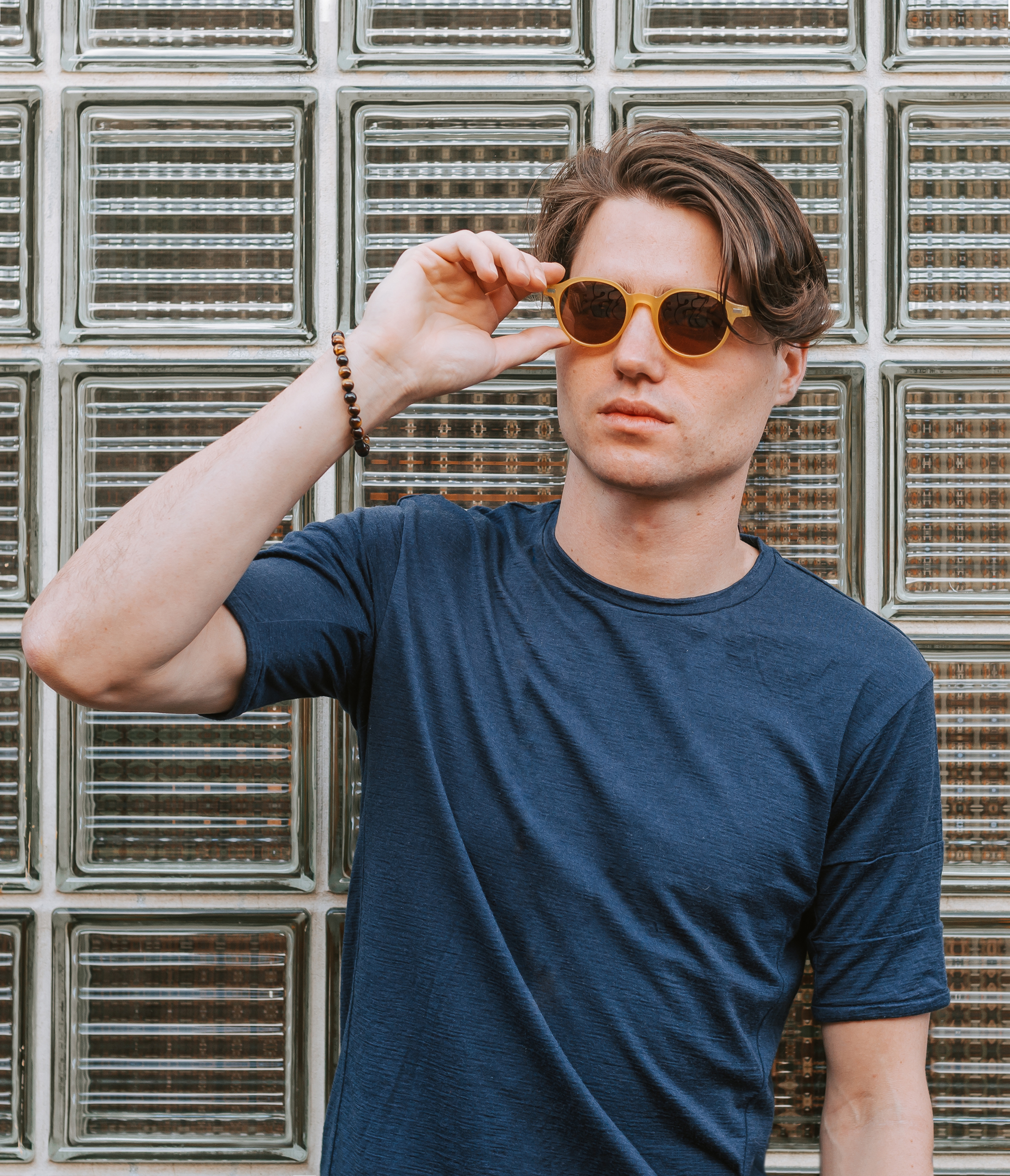Todas las gafas de sol de Waykins se entregan con una funda protectora de microfibra que ejerce la doble función de paño de limpieza y caja de regalo.