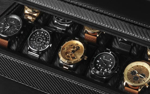 Frühe Arbeitswege, lange Meetings und After-Work-Abenteuer – deine Uhr muss Schritt halten. Die richtige Uhr ist mehr als nur ein Mittel, die Uhrzeit abzulesen. Sie verrät, wer du bist, wie du deinen Tag organisierst und wie stylish du auftreten willst. Eine großartige Uhr begleitet dich vom Schreibtisch bis zum Abendessen und hält deinen Look vom Morgenkaffee bis spät in die Nacht perfekt in Form.