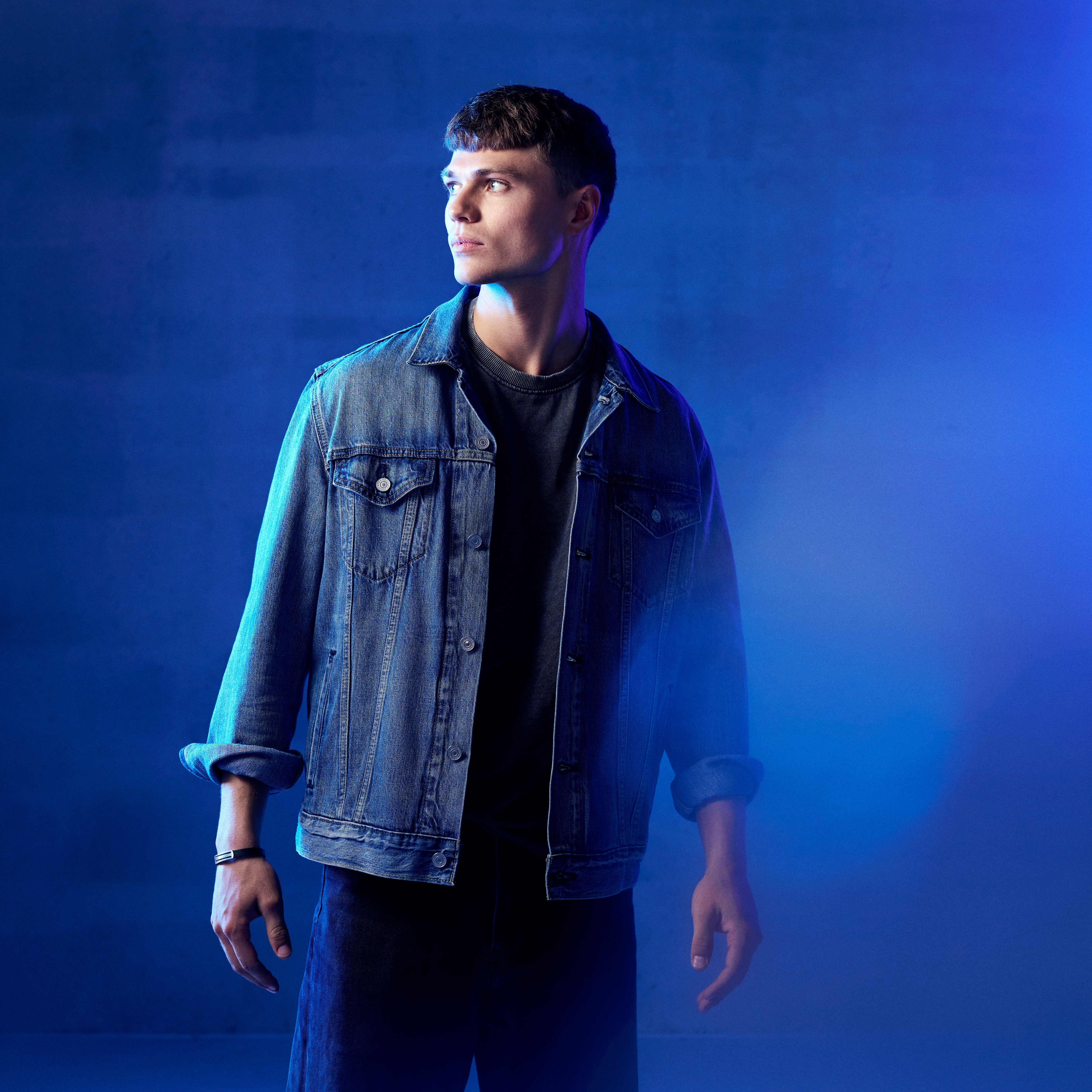 Nomen |  Bracelet en cuir noir avec plaque d'identification rayée en métal argenté - 3