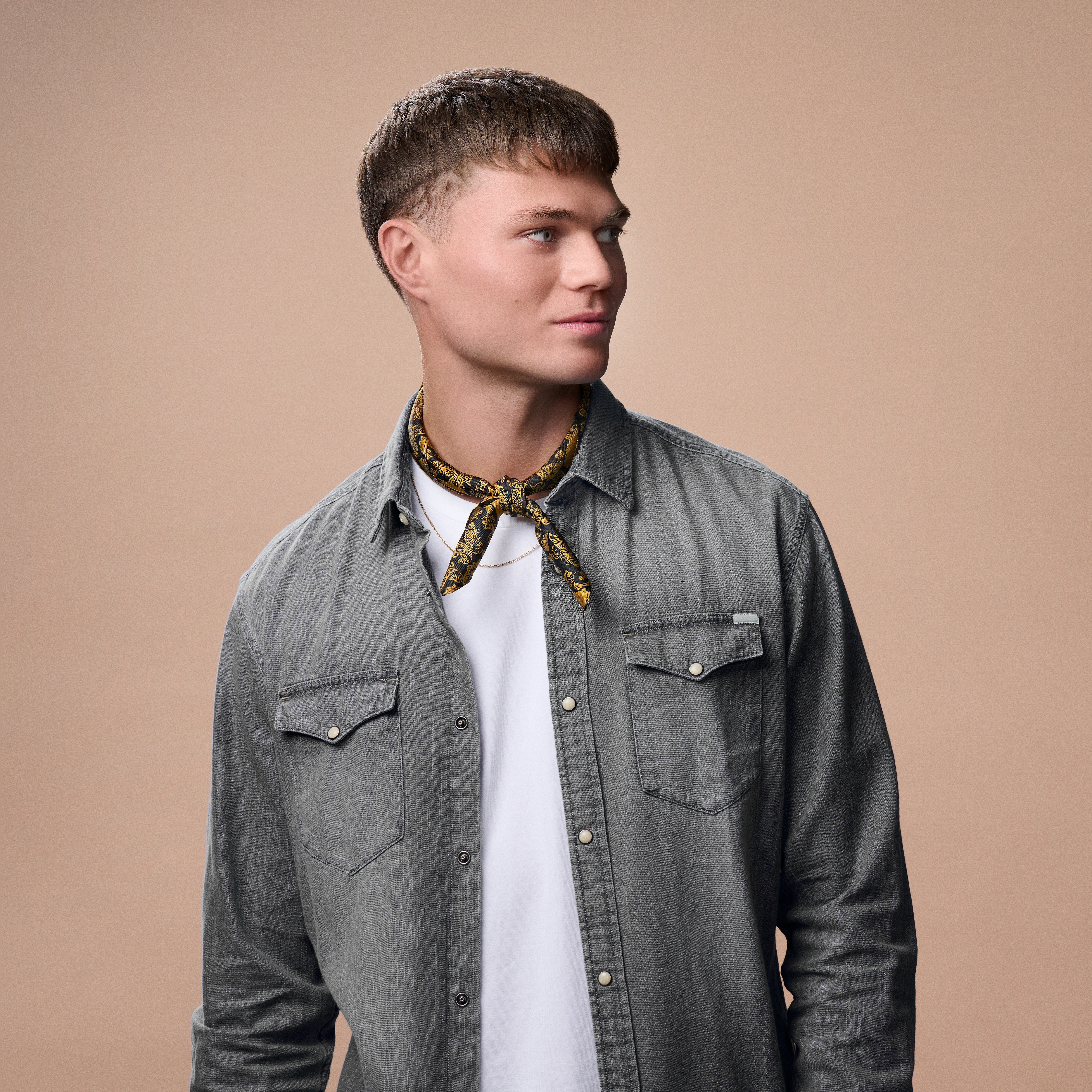 Копринена кърпа за врат със златисти и кафяви пейсли мотиви - 3