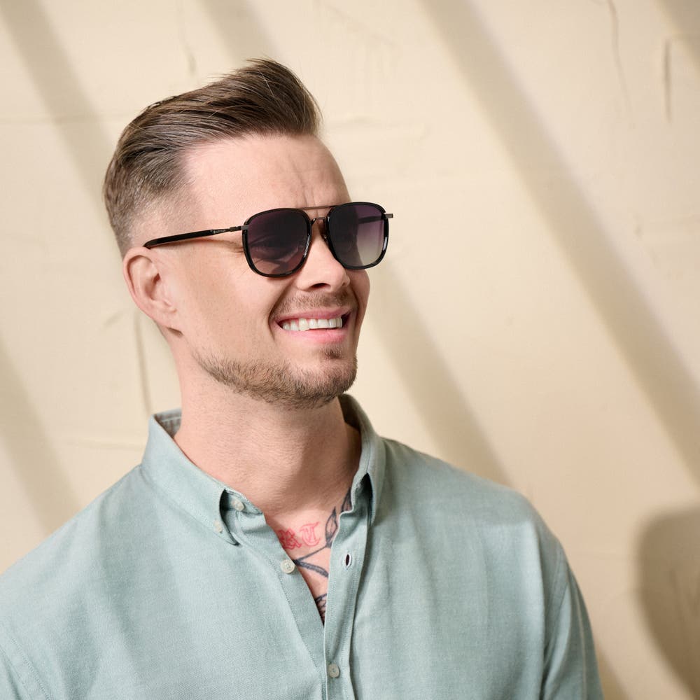 hover: Schwarze & Blaue Sonnenbrille mit Verlaufstönung, Doppelfassung und polarisierten Gläsern hover: Schwarze & Blaue Sonnenbrille mit Verlaufstönung, Doppelfassung und polarisierten Gläsern