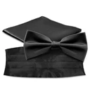 Schwarzes Set aus vorgebundener Fliege, Einstecktuch und Kummerbund Schwarzes Set aus vorgebundener Fliege, Einstecktuch und Kummerbund