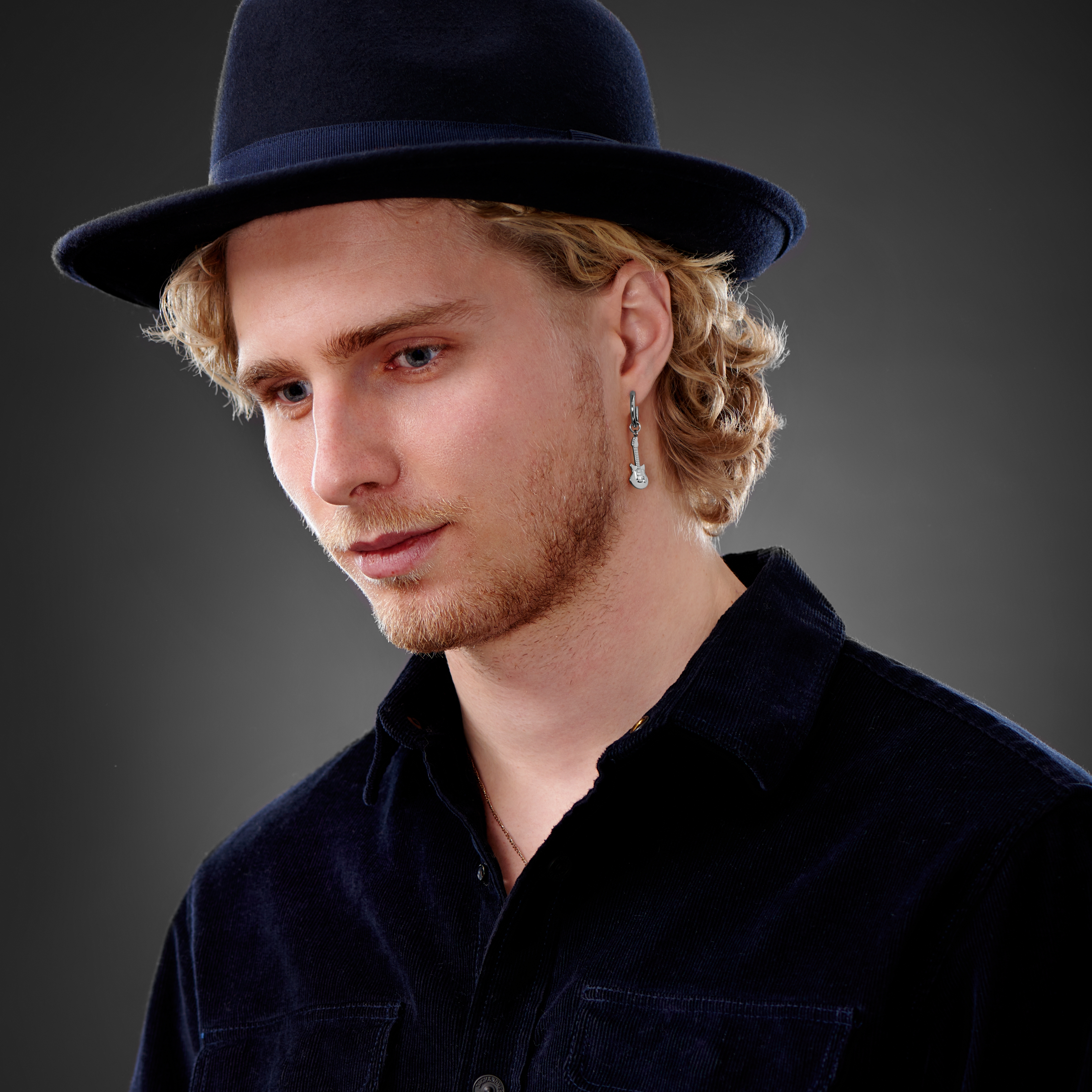 Hopeanvärinen teräksinen korvarengas ja kitarariipus - 3