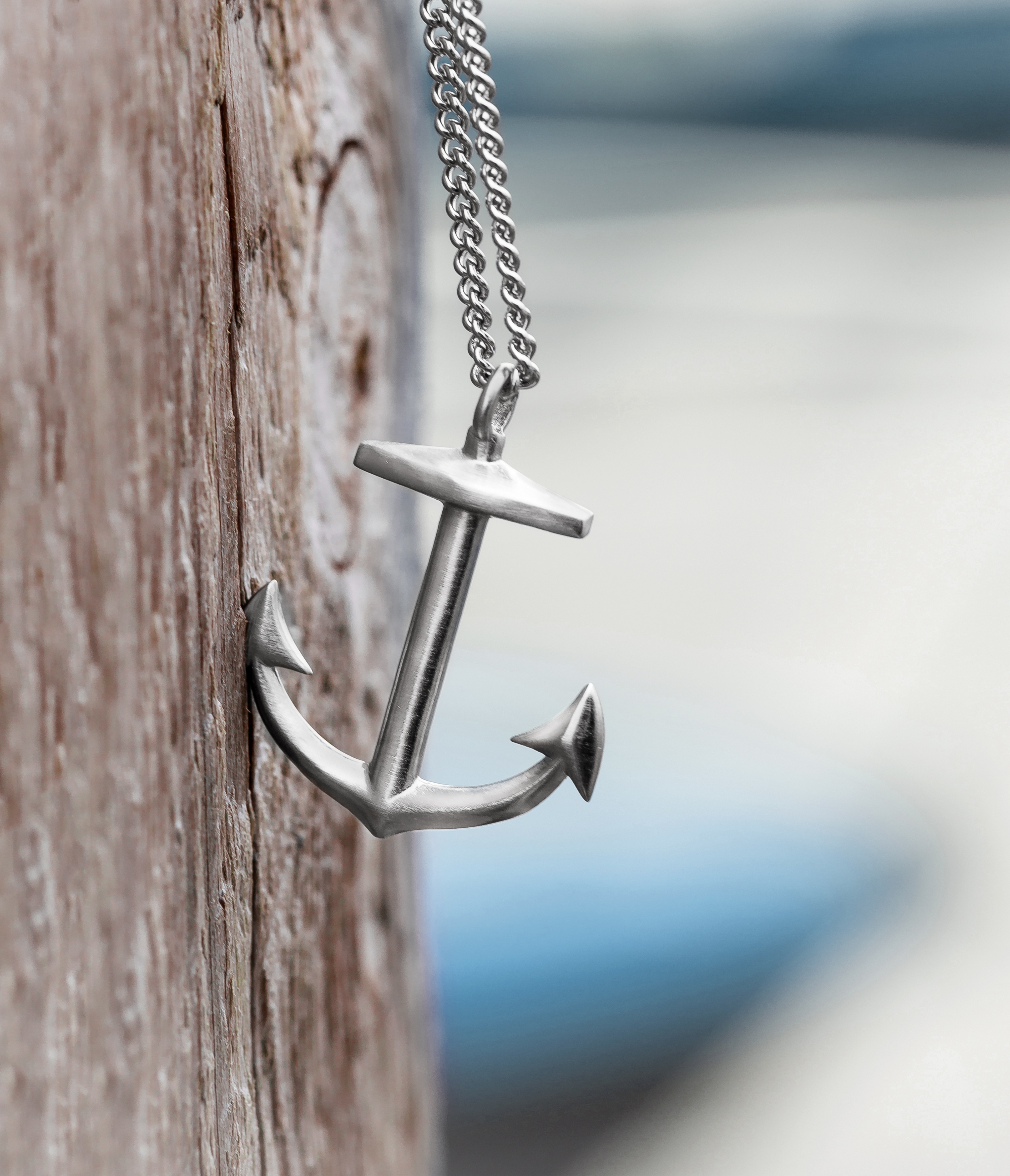 Ahoy daar, zeeman! Veranker je dag met onze nautiscche stalen ketting. Verkrijgbaar in zilverkleur, goudkleur of zwarte afwerking.