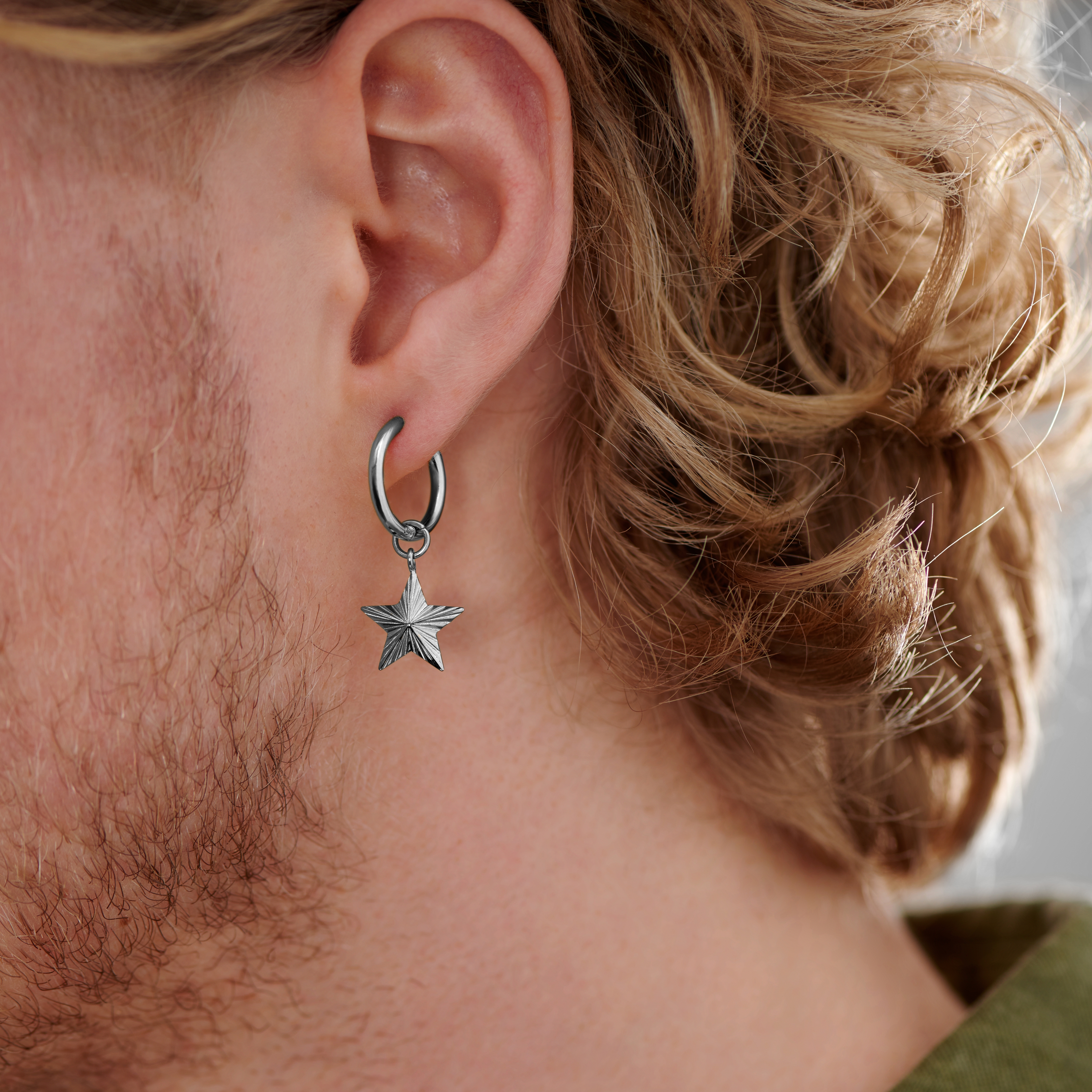 Srebrzysty tytanowy wiszący kolczyk kółeczko z zawieszką gwiazda - 3
