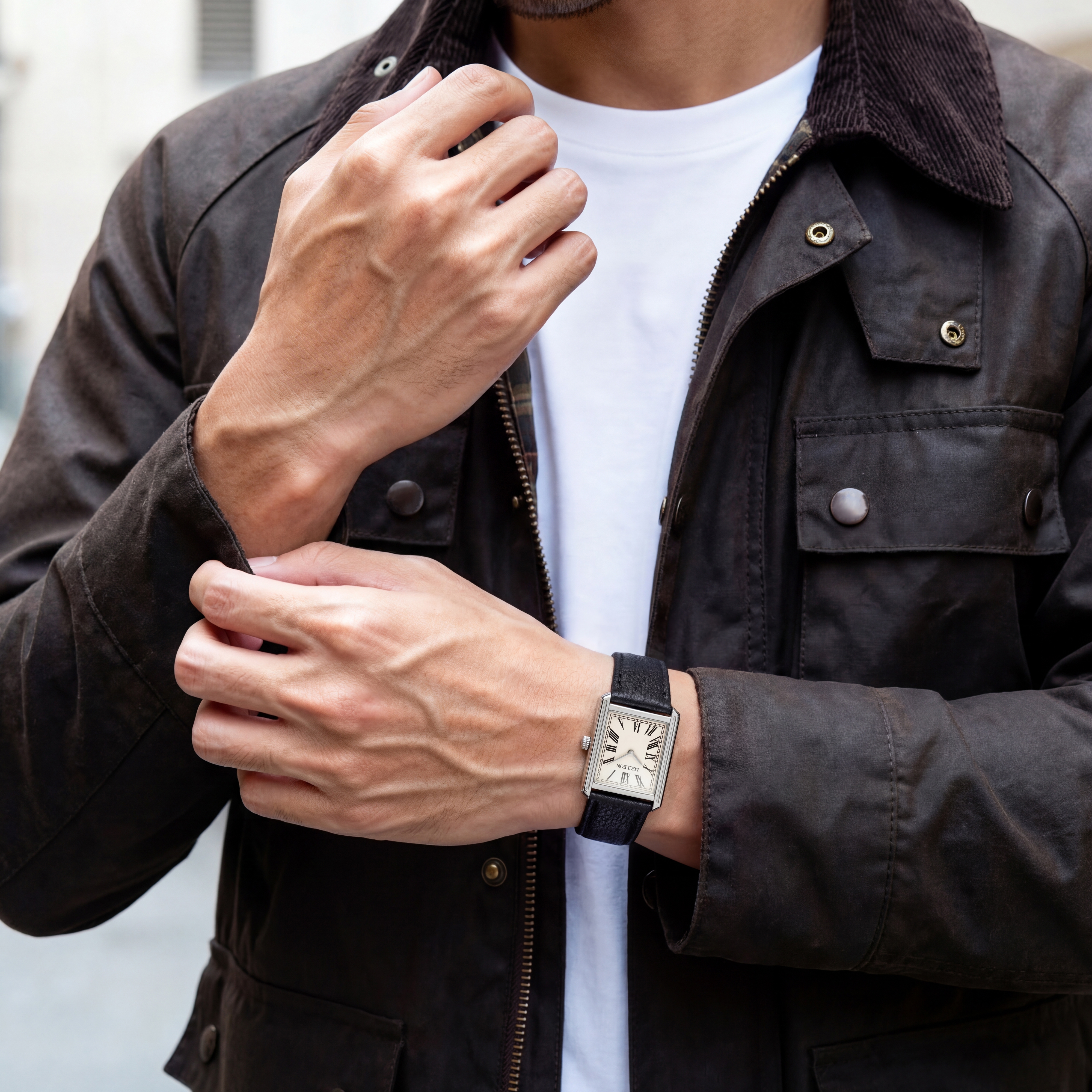 Legacy | Montre rétro carrée argentée avec cadran crème à chiffres romains et bracelet en cuir noir - 3