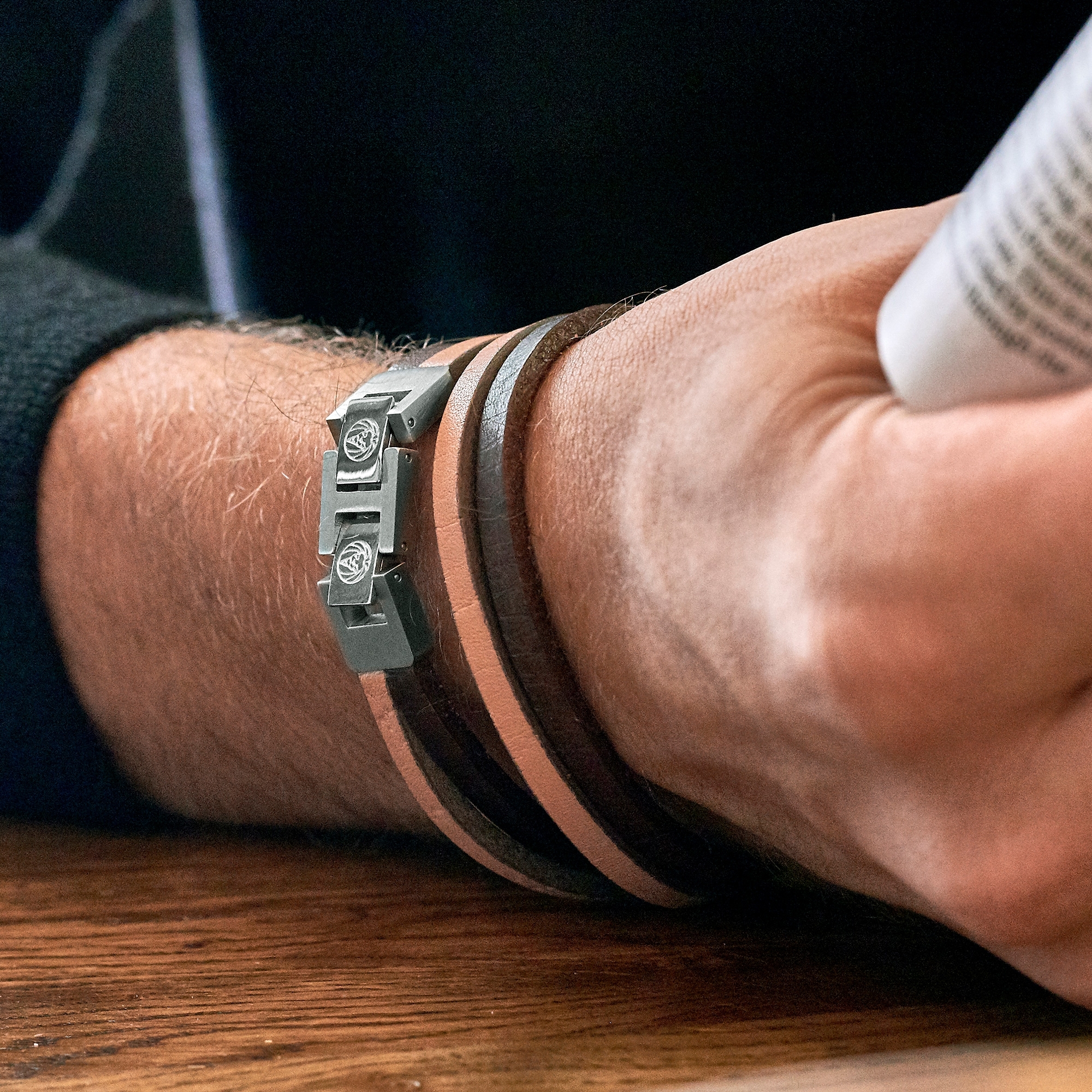 Licht- en Donkergekleurde Roy Dubbele Wikkelarmband met Staal - 6