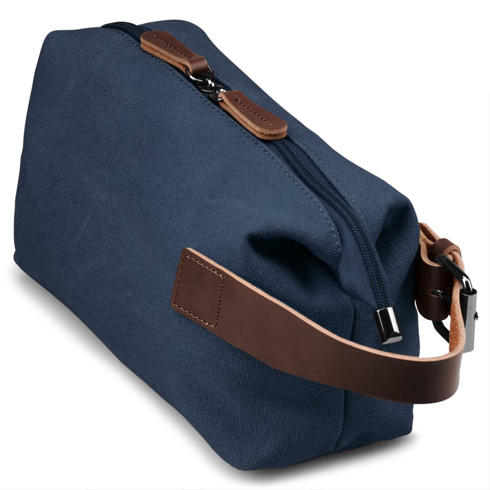 hover: Trousse de toilette en toile bleu denim et cuir marron hover: Trousse de toilette en toile bleu denim et cuir marron