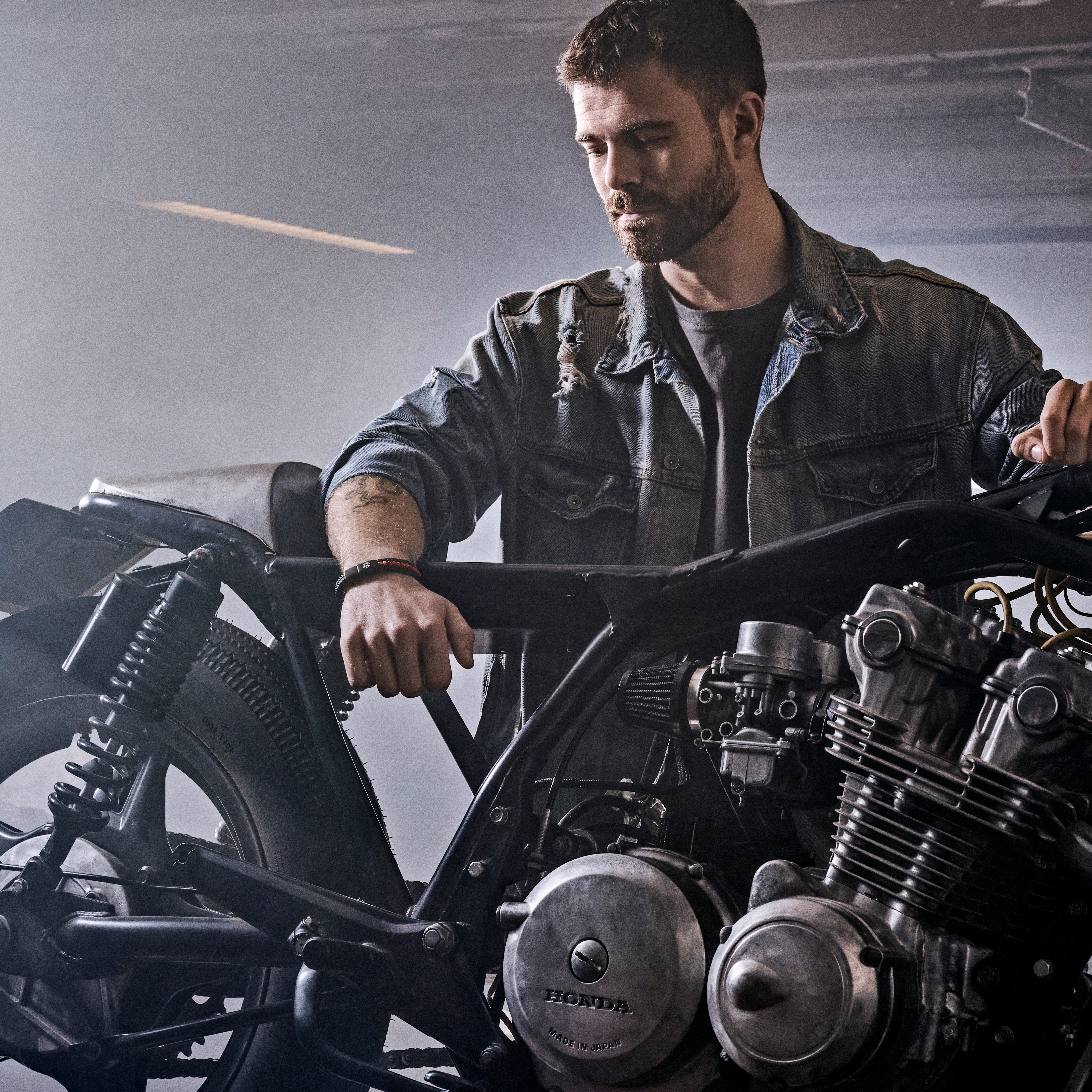 Bracelet Naxos en cuir noir et perles de jaspe impérial rouge - 4