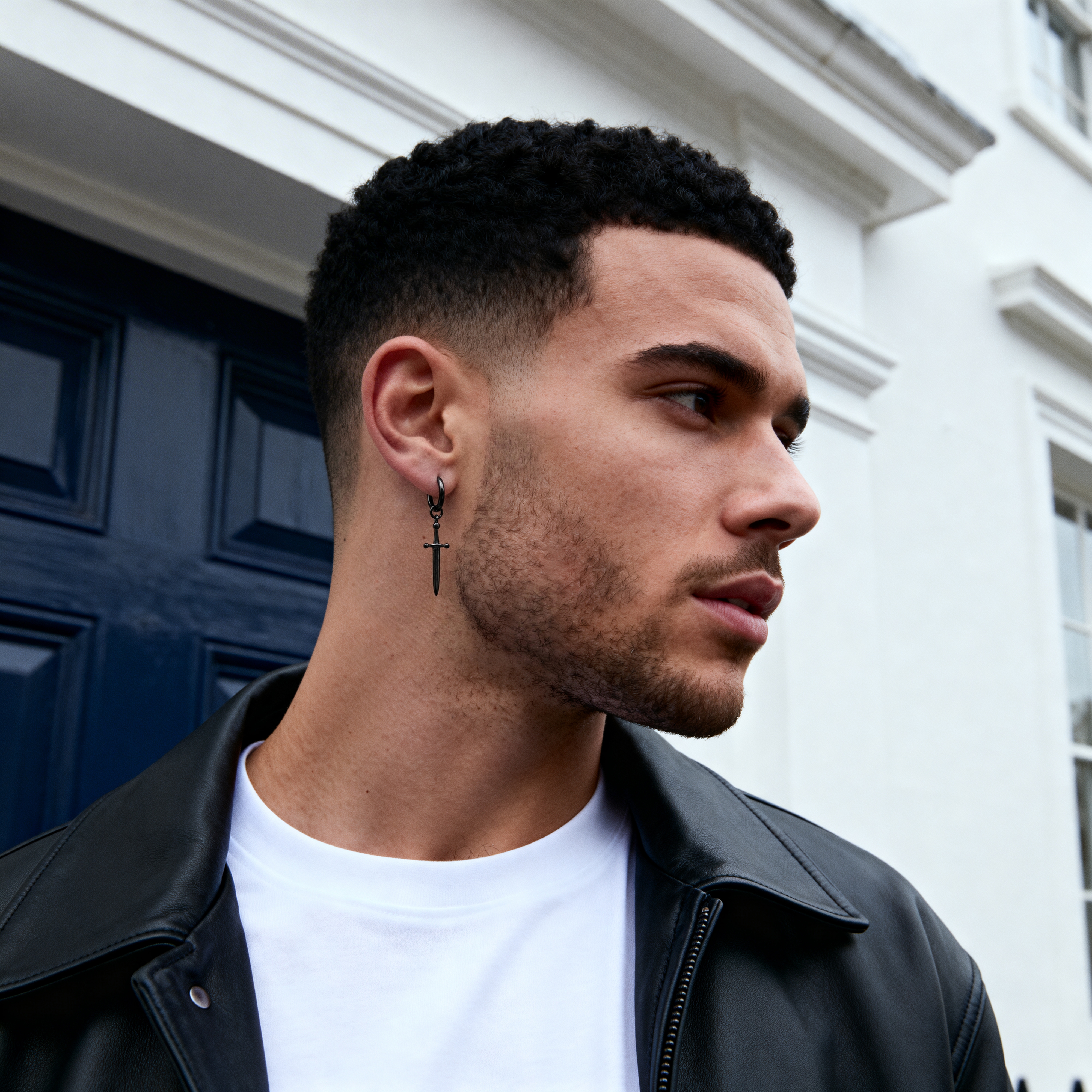 Zwarte Stalen Oorbel met Zwaardhanger - 3