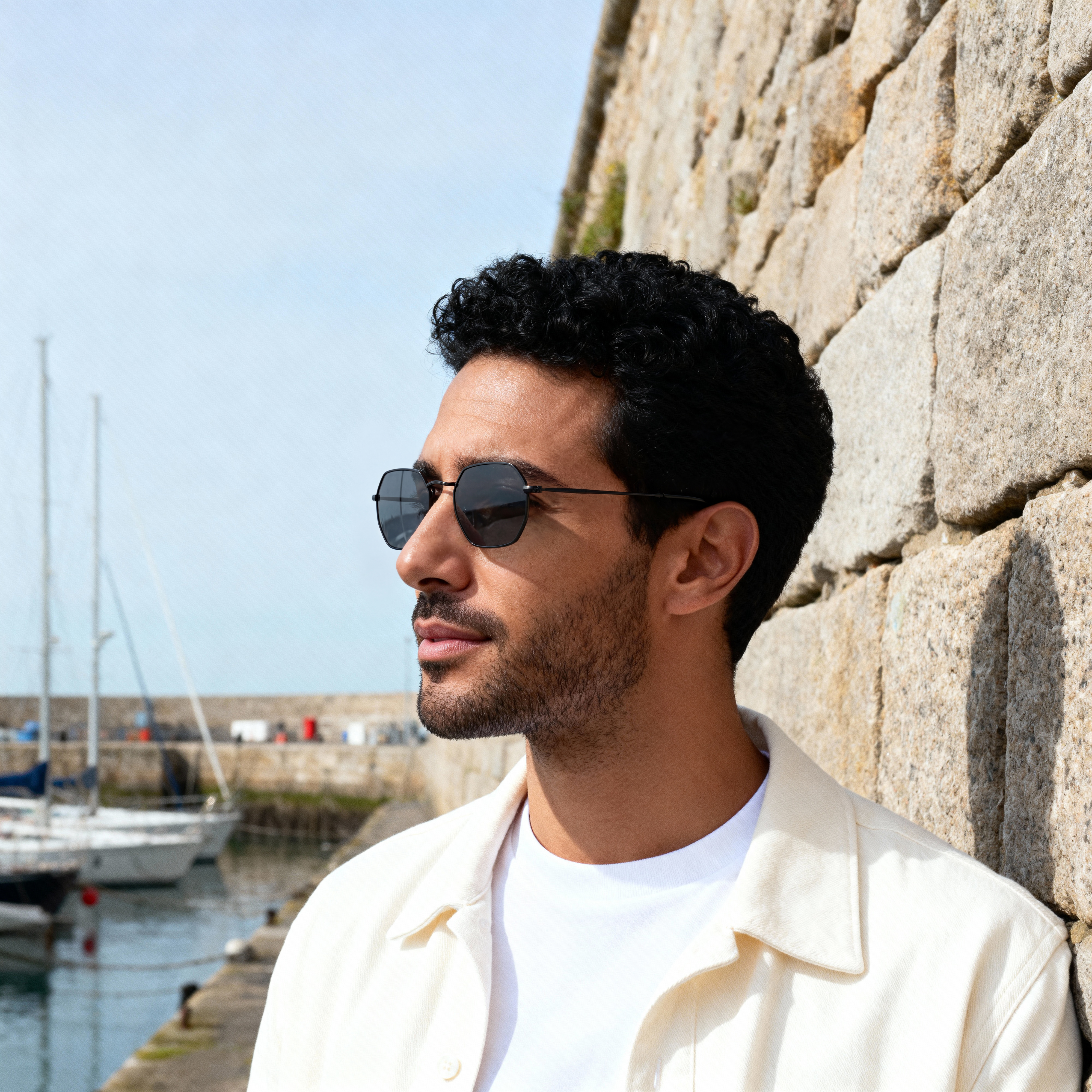 Muodikkaat mustat aurinkolasit mustilla linsseillä - 2