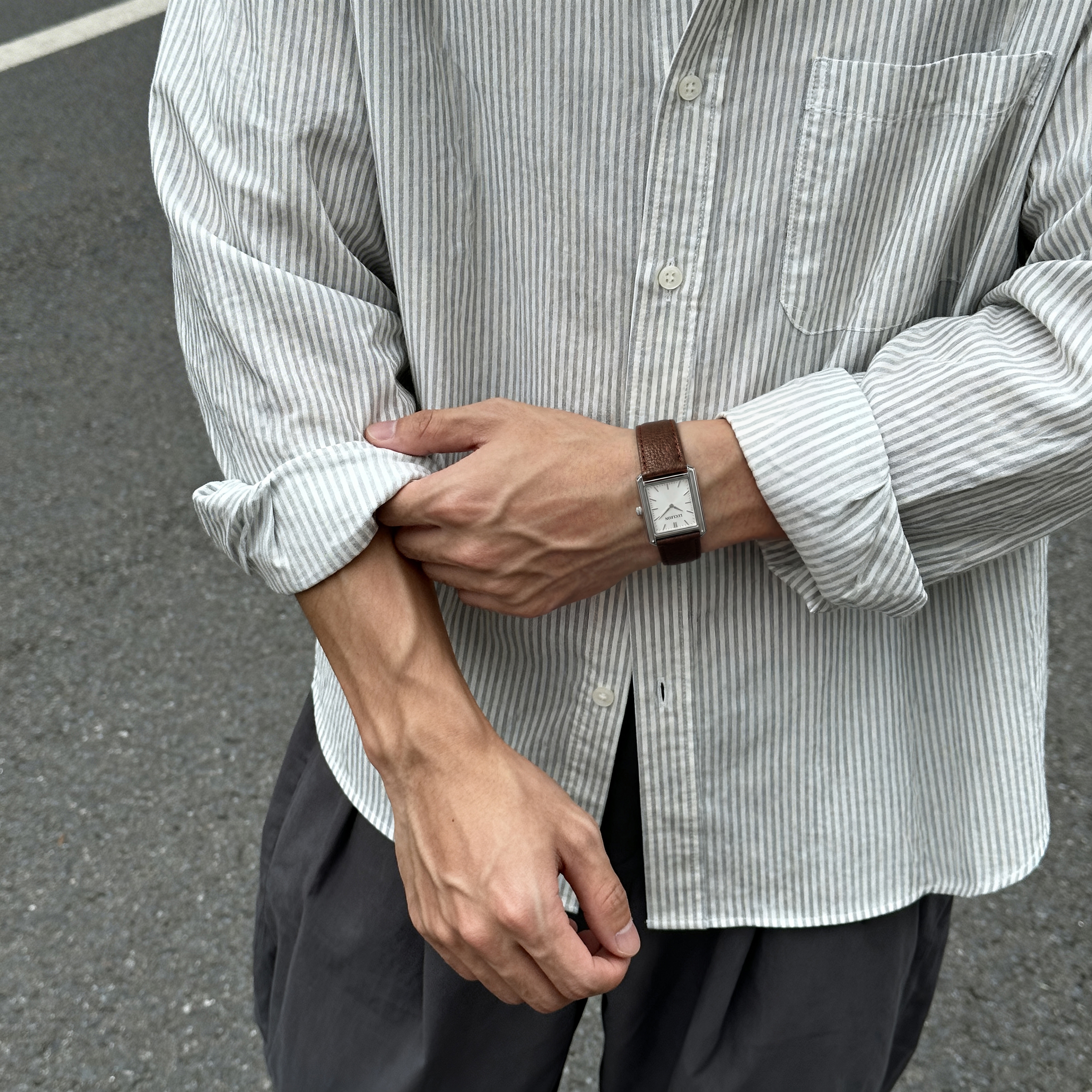 Legacy | Montre rétro carrée argentée avec cadran blanc et bracelet en cuir marron foncé - 3